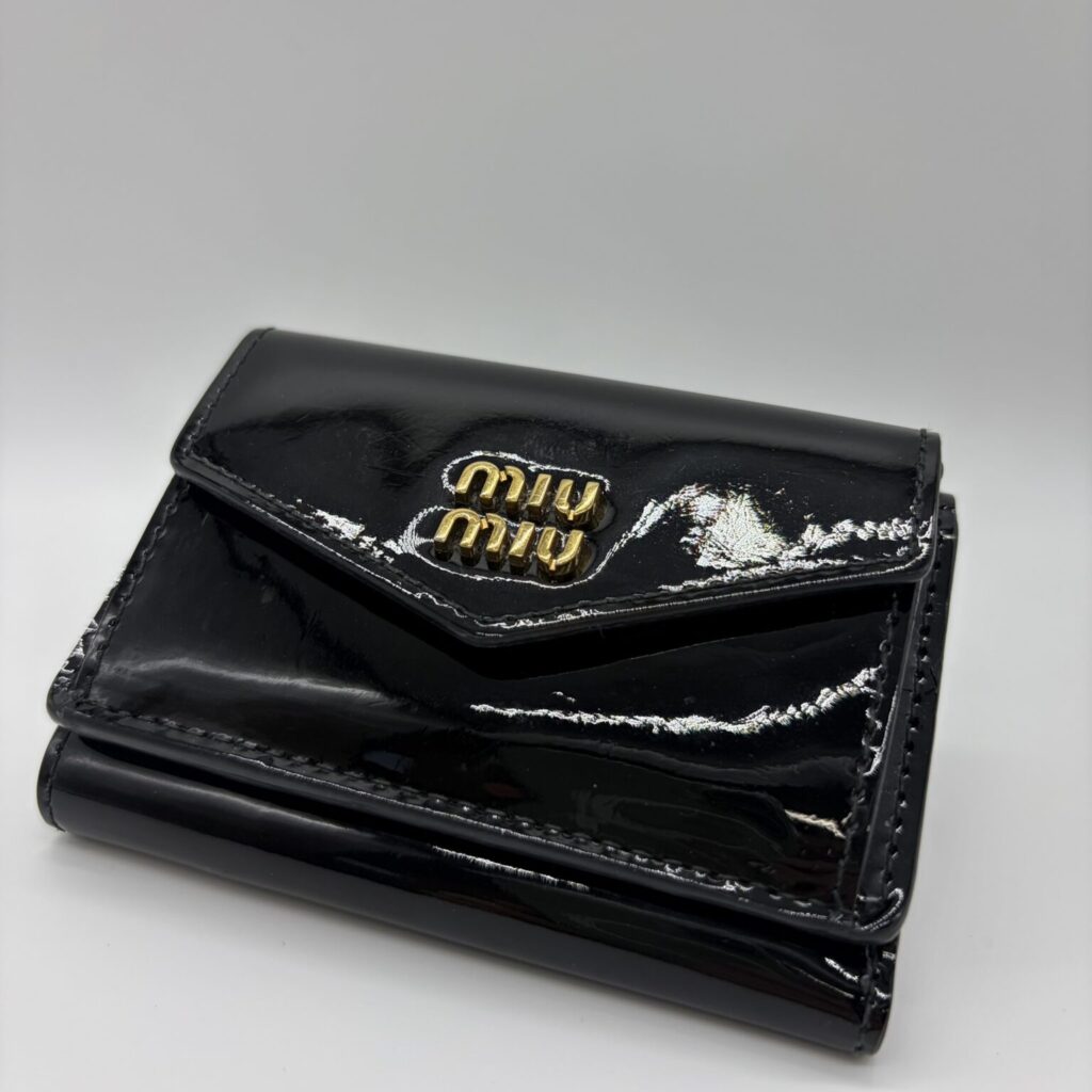 miu miu 三つ折り財布 黒 エナメル miumiu エナメル三つ折り財布をお買取りしました】コンパクト財布の